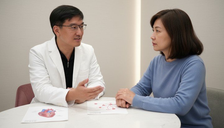 專業醫師講解如何預防女性心血管疾病 顯示健康心臟與受保護的心血管疾病風險 更年期女性進行運動以降低心血管疾病 醫生建議更年期後的健康管理心血管疾病