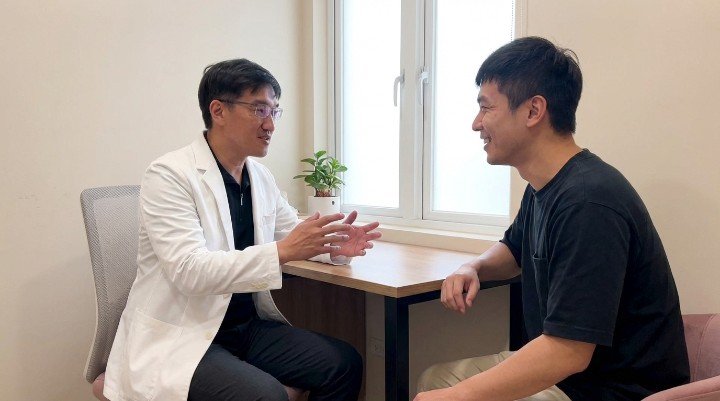 醫美保養中PRP離心萃取過程示意 吳紹琥醫師說明醫美保養再生醫學 透過醫美保養改善細紋與收斂毛孔 自體血小板生長因子與醫美保養應用 PRP自體生長因子修復膚質示意圖