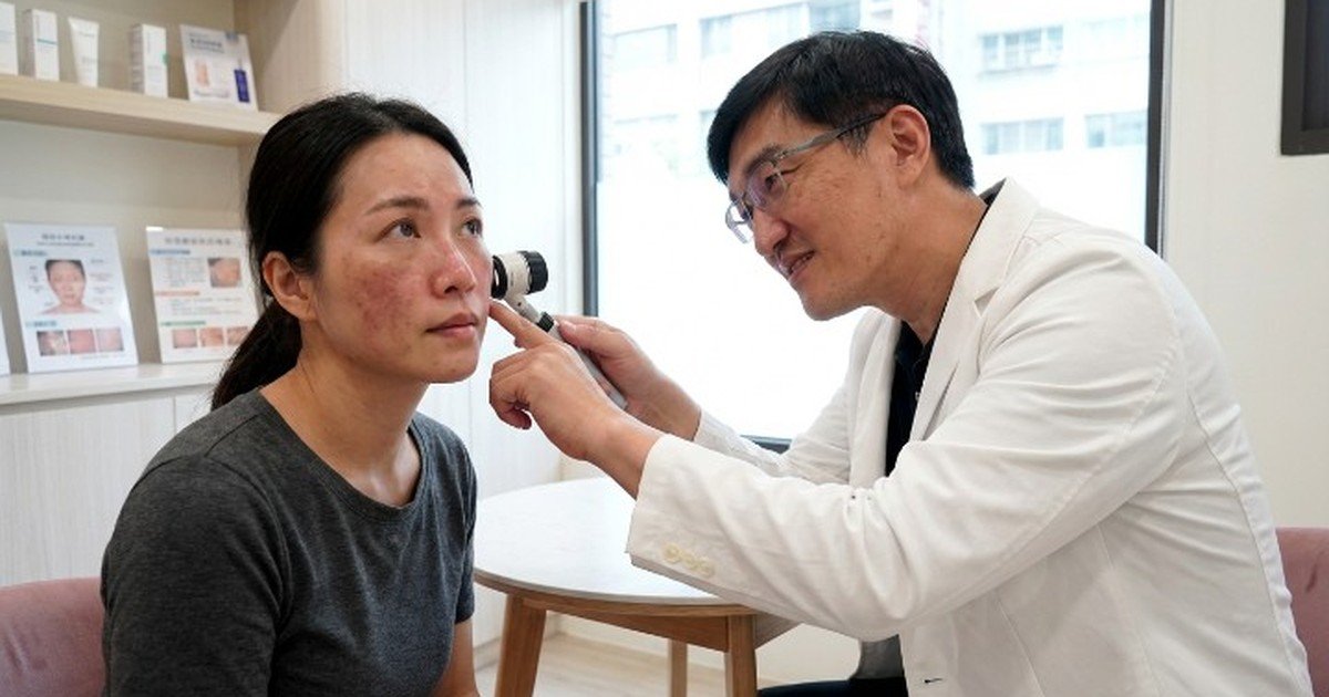 專業醫師指導患者選擇合適的痘疤雷射治療方式,重點在於預算與效果的平衡。